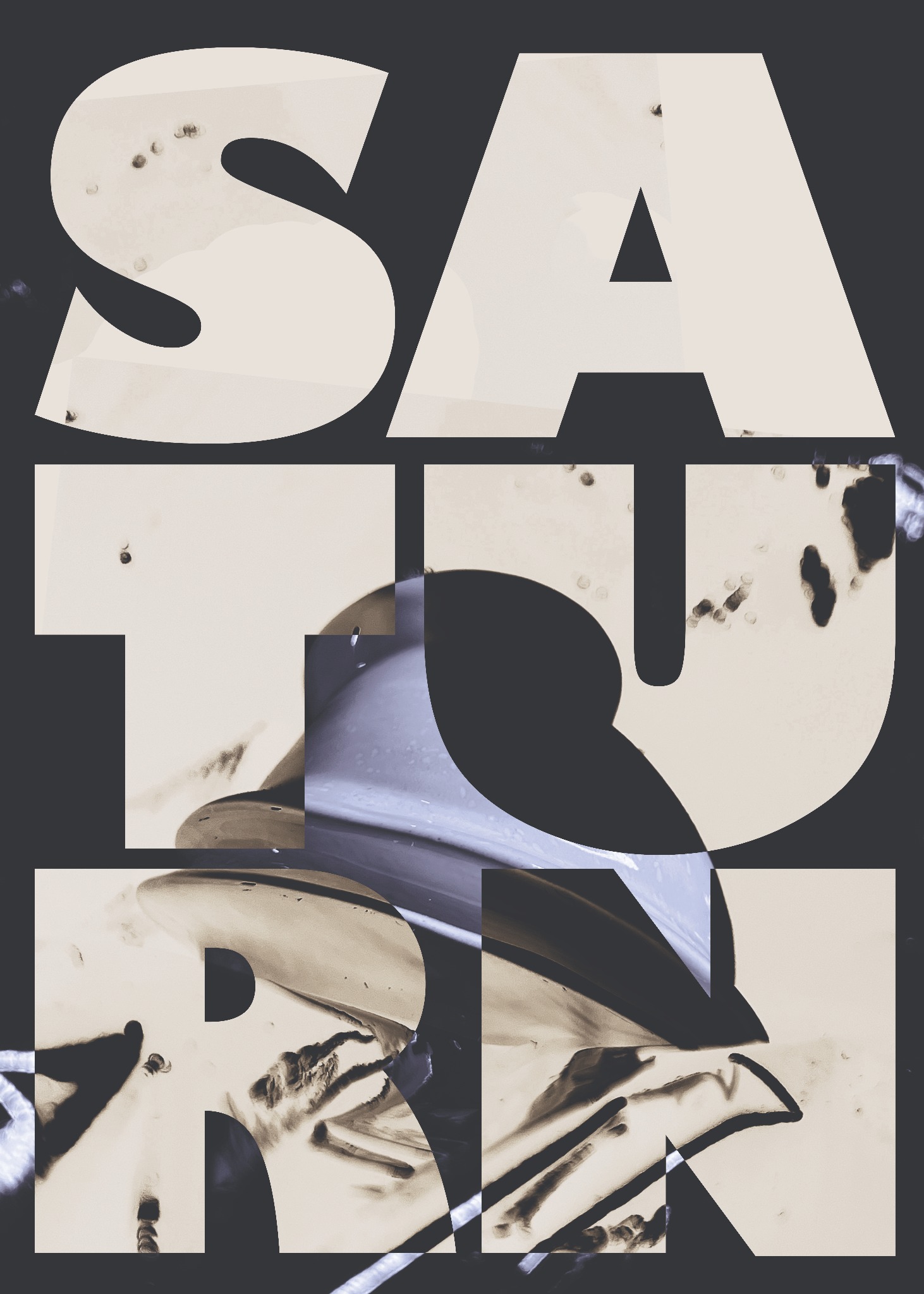 Abstrakcyjna kompozycja typograficzna z nazwą planety Saturn, z elementami graficznymi przypominającymi powierzchnię planety i kosmiczne mgławice, utrzymana w stonowanej kolorystyce.