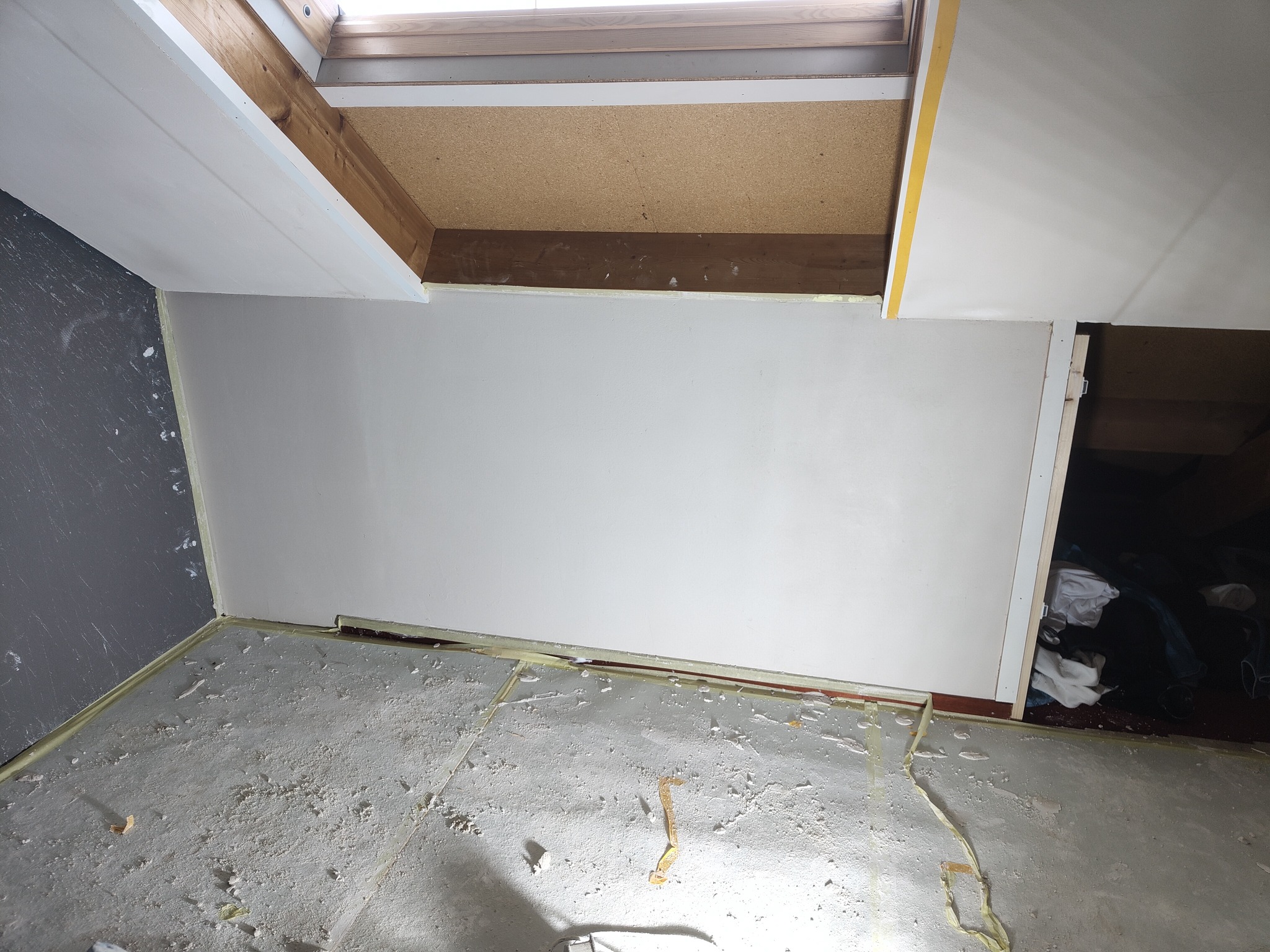 Ściana po szpachlowaniu w Żalęcino, widoczne ślady po taśmie malarskiej i przygotowanie do dalszych prac wykończeniowych.