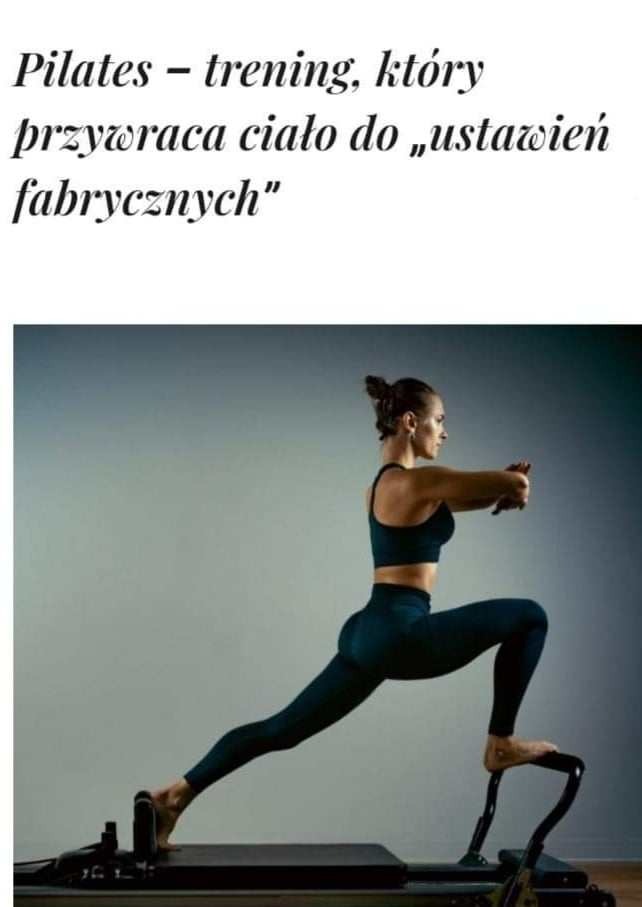 Kobieta w sportowym stroju ćwiczy na reformerze pilates, wykonując pozycję wykroku z rękami wyciągniętymi przed siebie na tle szarego studia.