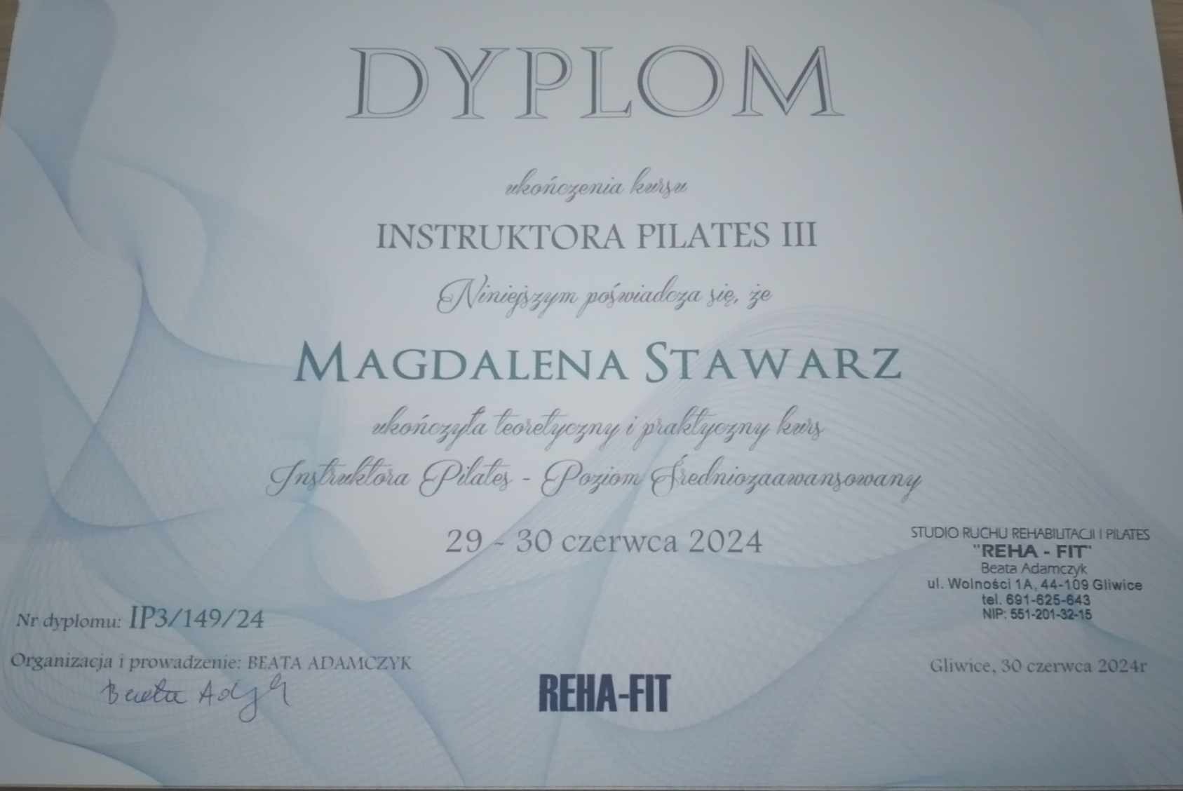 Dyplom instruktora Pilates III dla Magdaleny Stawarz, ukończony w Gliwicach, wystawiony przez Studio Ruchu Rehabilitacji i Pilates REHA-FIT, Beata Adamczyk.
