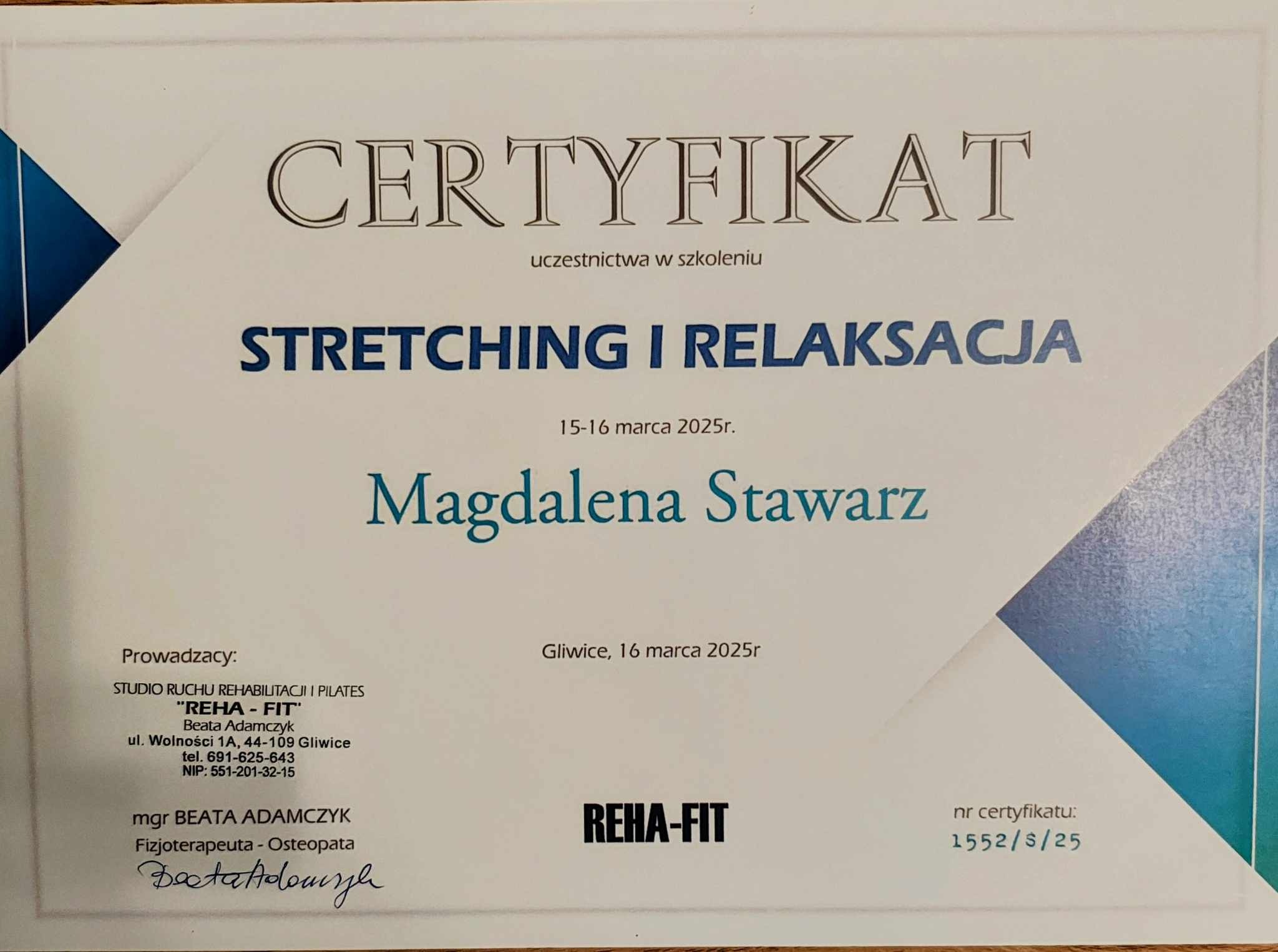 Certyfikat ukończenia szkolenia ze stretchingu i relaksacji dla Magdaleny Stawarz, wydany przez Studio Ruchu Rehabilitacji i Pilates 'REHA-FIT' w Gliwicach, prowadzony przez mgr Beatę Adamczyk...