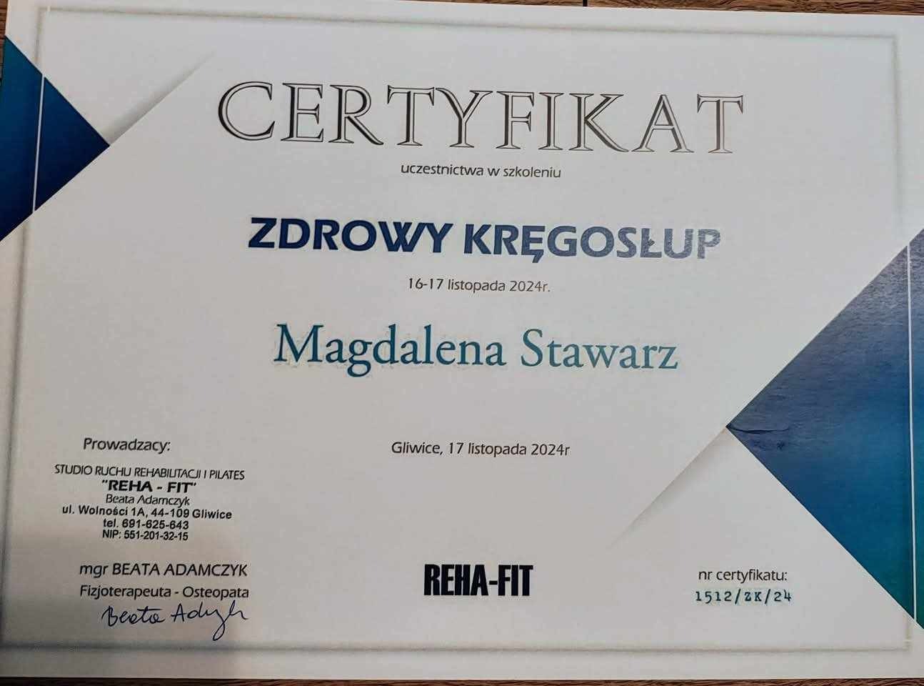 Certyfikat uczestnictwa w szkoleniu 'Zdrowy Kręgosłup' dla Magdaleny Stawarz, wydany przez Studio Ruchu Rehabilitacji i Pilates 'REHA-FIT' w Gliwicach.