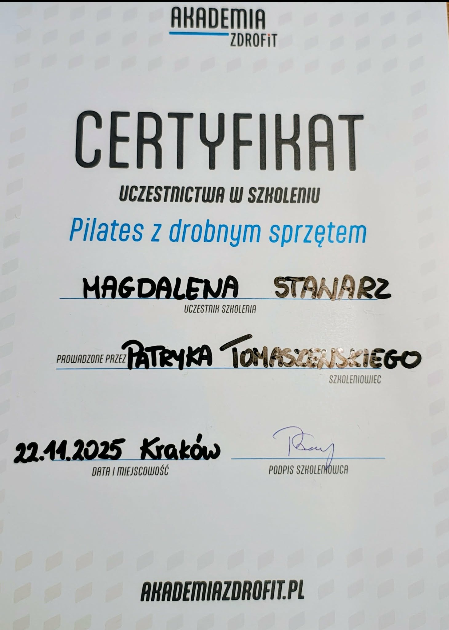 Certyfikat uczestnictwa w szkoleniu Pilates z drobnym sprzętem Akademii Zdrofit dla Magdaleny Stanarz, prowadzonym przez Patryka Tomaszewskiego, Kraków 22.11.2025.