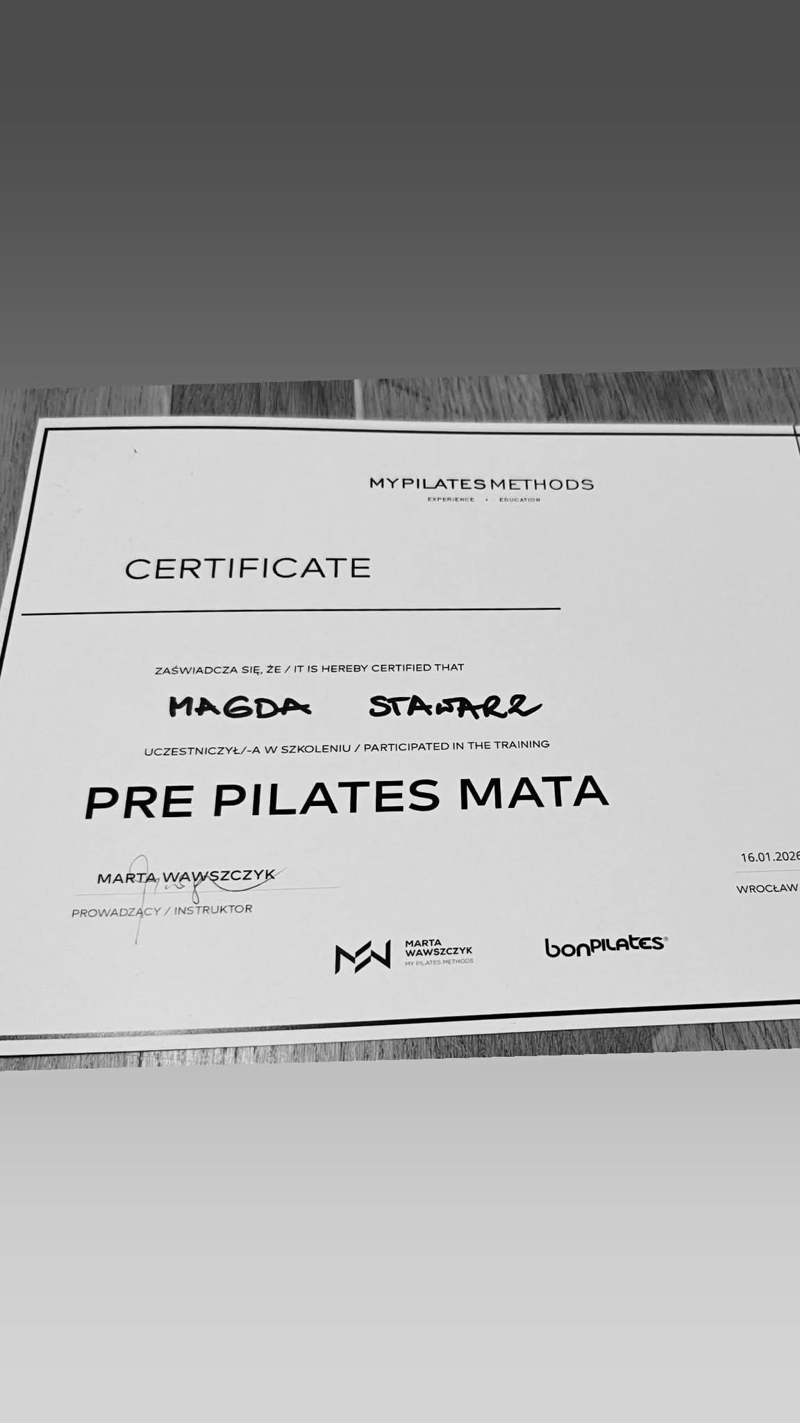 Certyfikat ukończenia szkolenia Pre Pilates Mata, wystawiony przez MyPilates Methods dla Magdy Stawarż, podpisany przez Martę Wawszczyk, instruktora z Wrocławia.