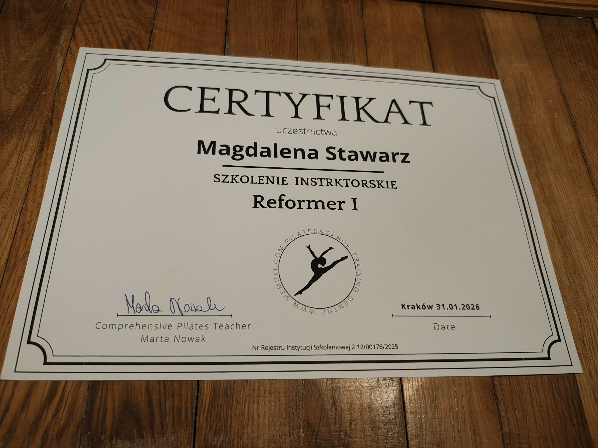 Certyfikat ukończenia szkolenia instruktorskiego Reformer I dla Magdaleny Stawarz, wydany w Krakowie 31.01.2026 przez Comprehensive Pilates Teacher Marta Nowak.
