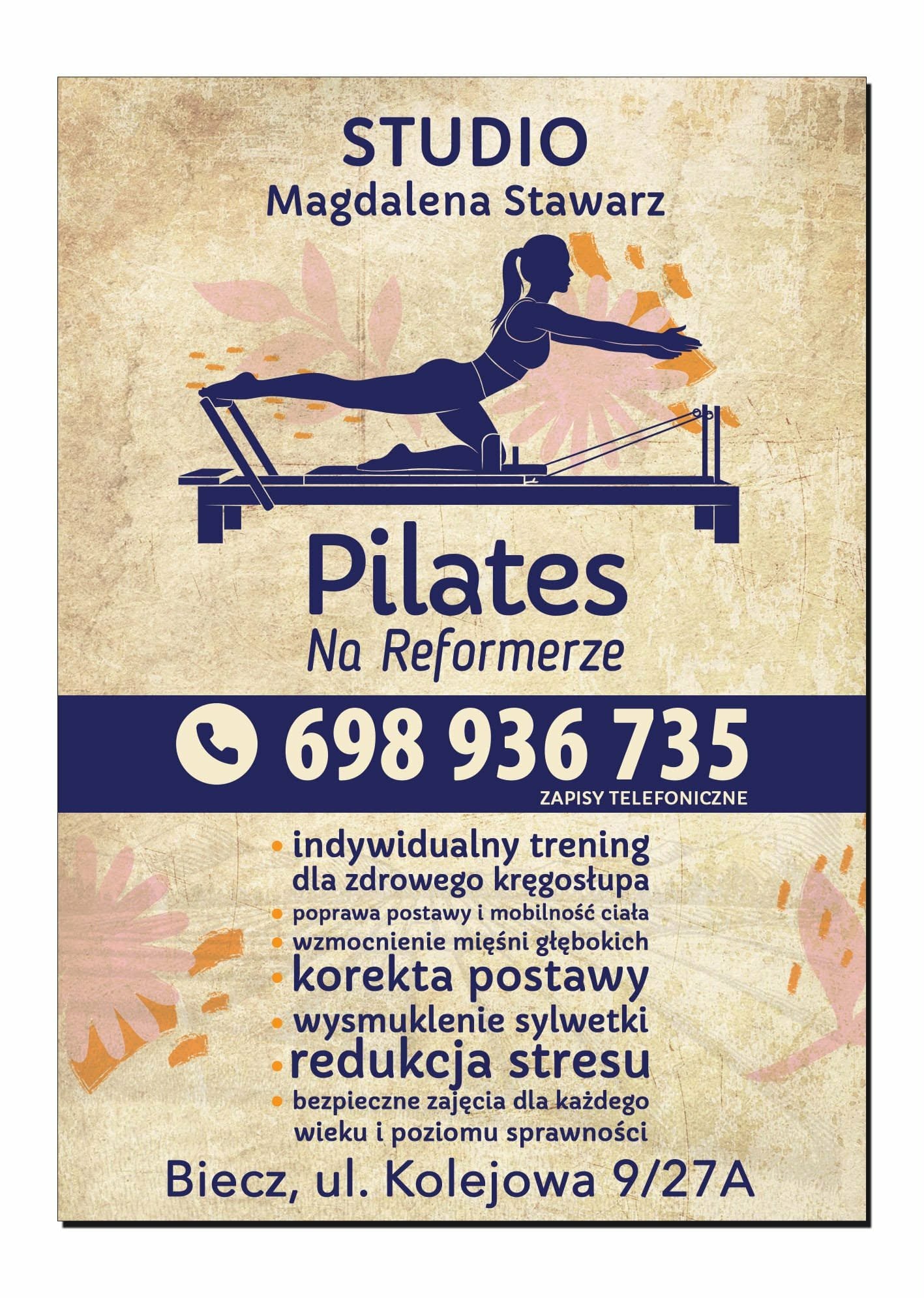 Grafika reklamowa studia Pilates Magdalena Stawarz: sylwetka kobiety ćwiczącej na reformerze, numer telefonu, adres studia w Bieczu i korzyści z treningu.