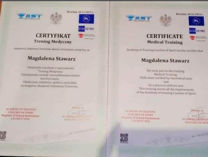 Dwa certyfikaty ukończenia szkolenia z treningu medycznego Akademii Szkolenia Trenerów Sportu, jeden w języku polskim, drugi w języku angielskim, oba wystawione dla Magdaleny Stawarz.