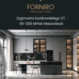 Wizualizacja kuchni z wyspą wykończoną czarnym marmurem, szare szafki z przeszklonymi witrynami, minimalistyczne krzesła i oświetlenie punktowe.