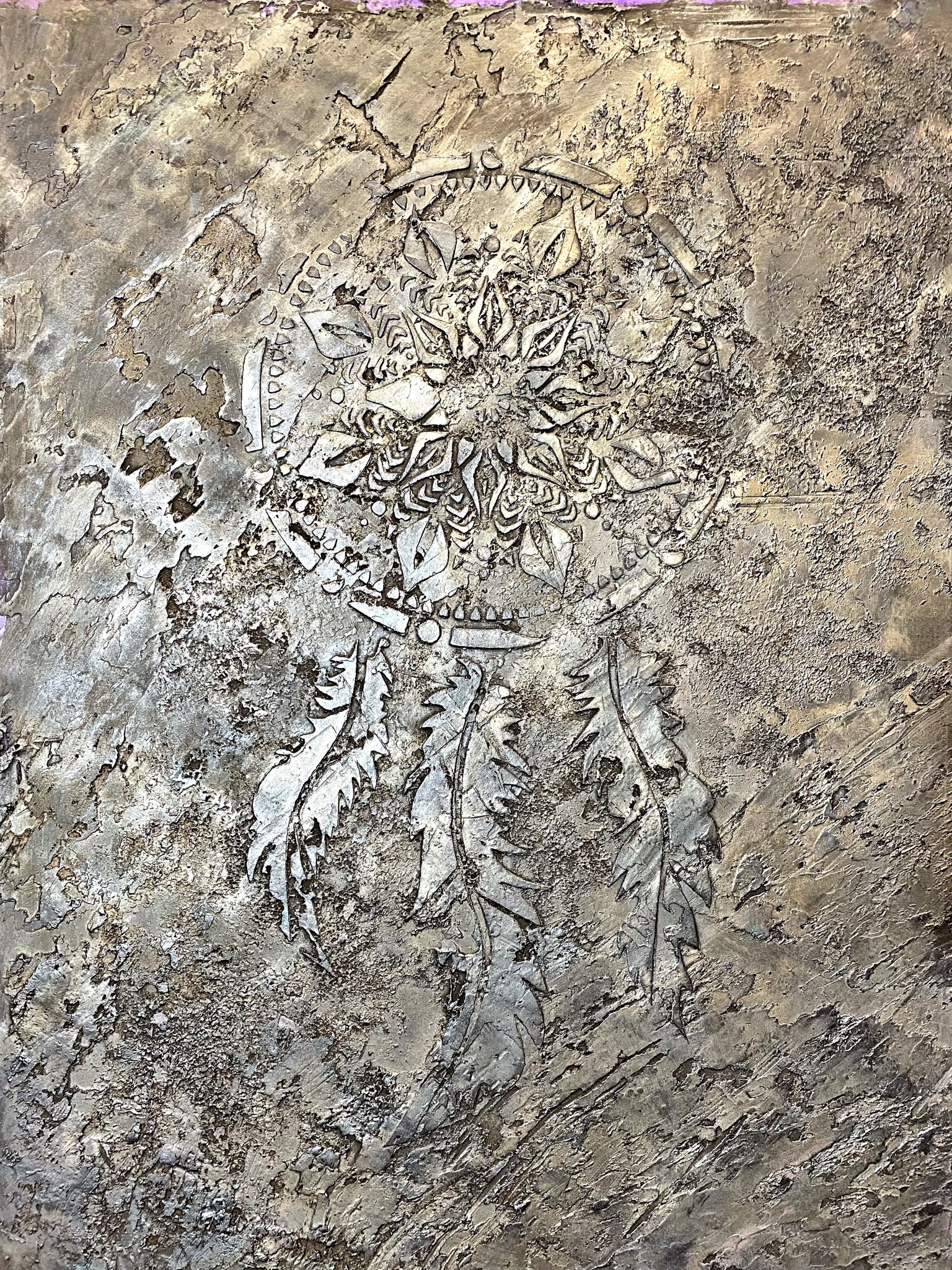 Dekoracyjna ściana z efektem strukturalnym przedstawiająca motyw łapacza snów w odcieniach szarości i srebra.