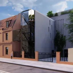 Wizualizacja budynku łączącego starą ceglaną architekturę z nowoczesną, betonową bryłą i przeszkloną windą zewnętrzną, widoczna osoba na chodniku i w windzie.