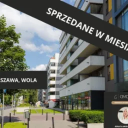 Nowoczesny budynek apartamentowy w Warszawie, Wola, z dużymi balkonami, otoczony zielenią, z banerem informującym o sprzedaży w miesiąc oraz logo agencji nieruchomości AMD Estate z portretem...