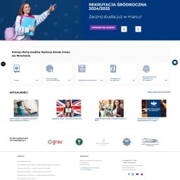 migomedia (od 2009) - Uśmiechnięta studentka w okularach, z plecakiem i teczkami, prezentuje ofertę edukacyjną uczelni prawniczej we Wrocławiu, wskazując palcem w górę.