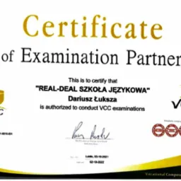 Certyfikat partnerstwa egzaminacyjnego VCC dla szkoły językowej REAL-DEAL, podpisany przez Prezydenta Zarządu. Dokument zawiera logo VCC i datę ważności.