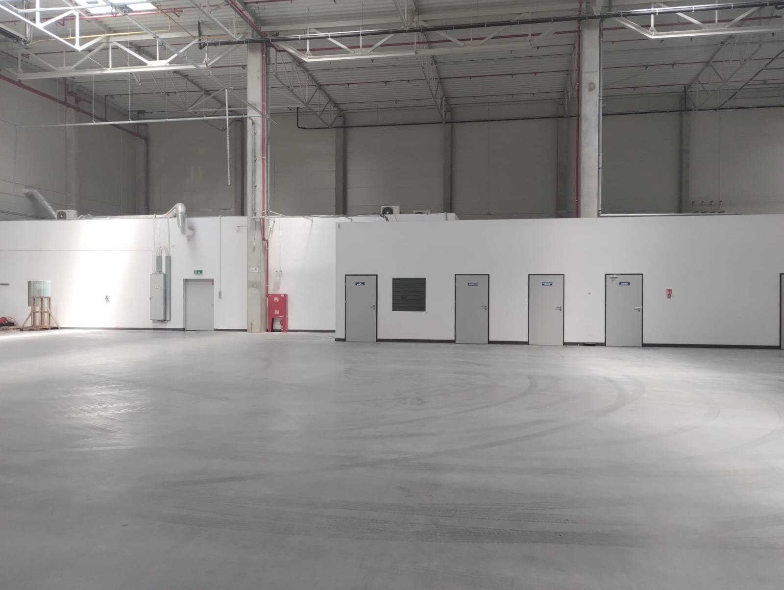 Pomieszczenia gospodarcze lub biurowe wewnątrz hali magazynowej