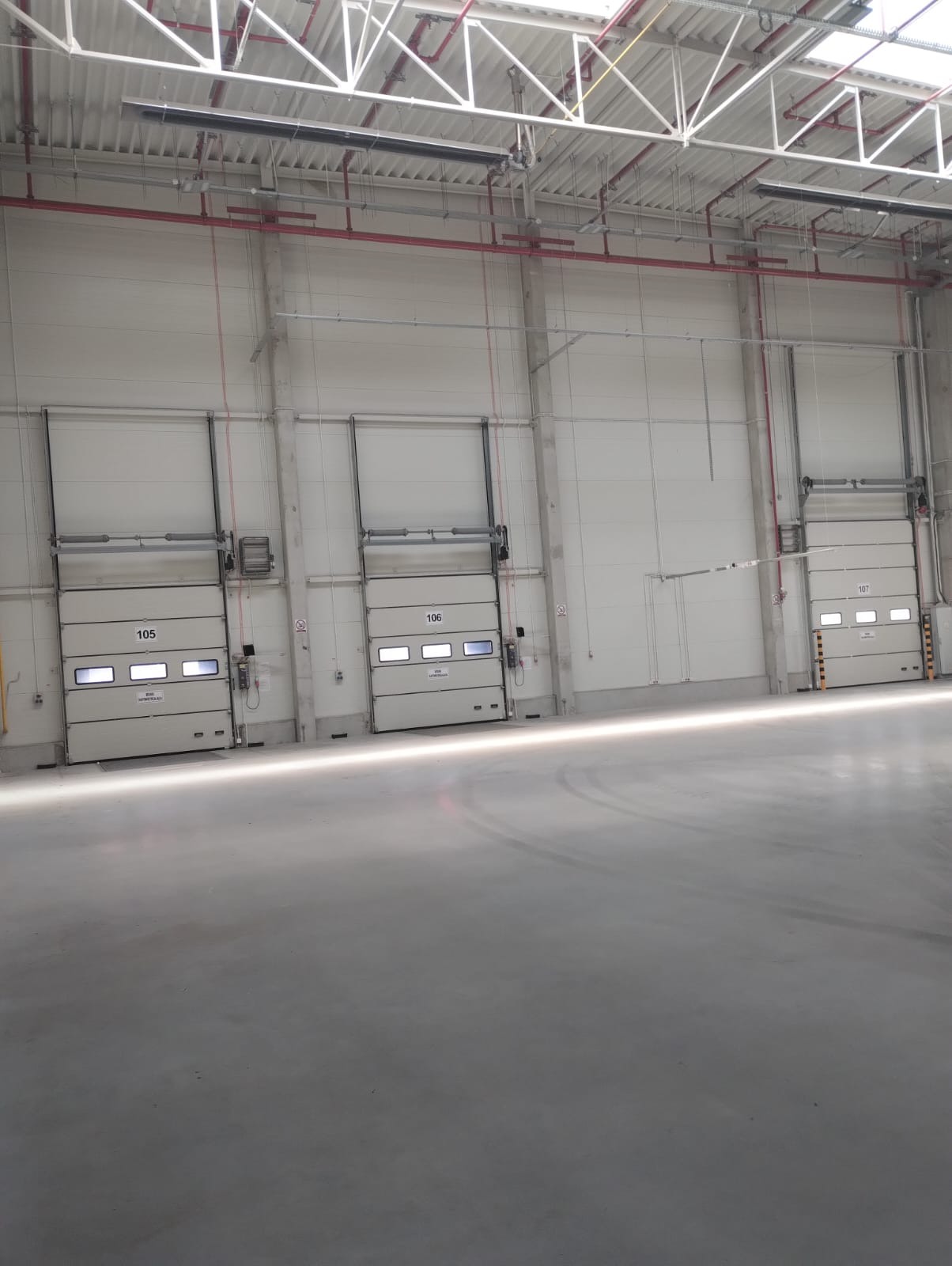 3 bramy magazynowe, z dobrym podjazdem dla samochodowych dostawczych / Tirow