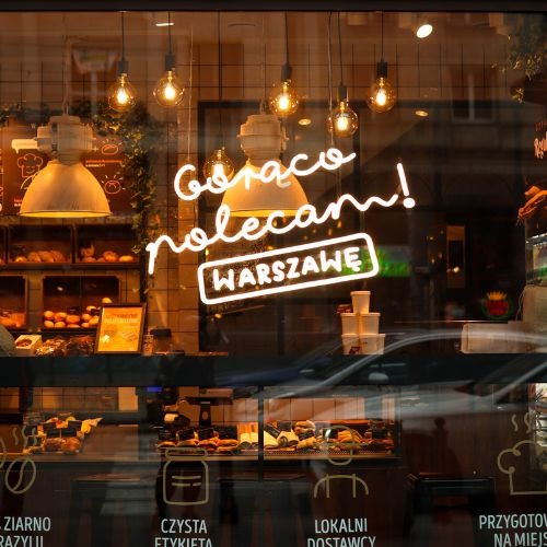 Reklama świetlna w witrynie piekarni