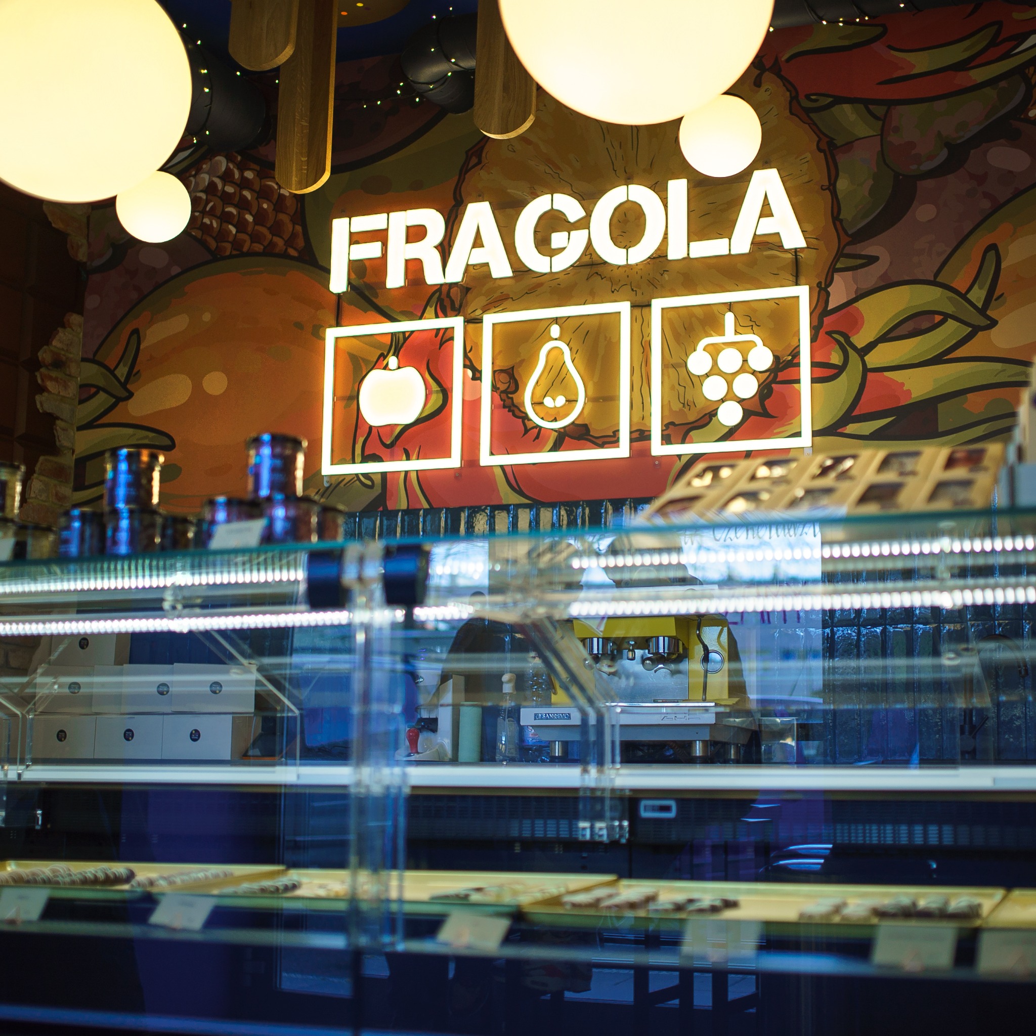 Reklama świetlna to idealny sposób na wyeksponowanie nazwy firmy w restauracji czy sklepu.