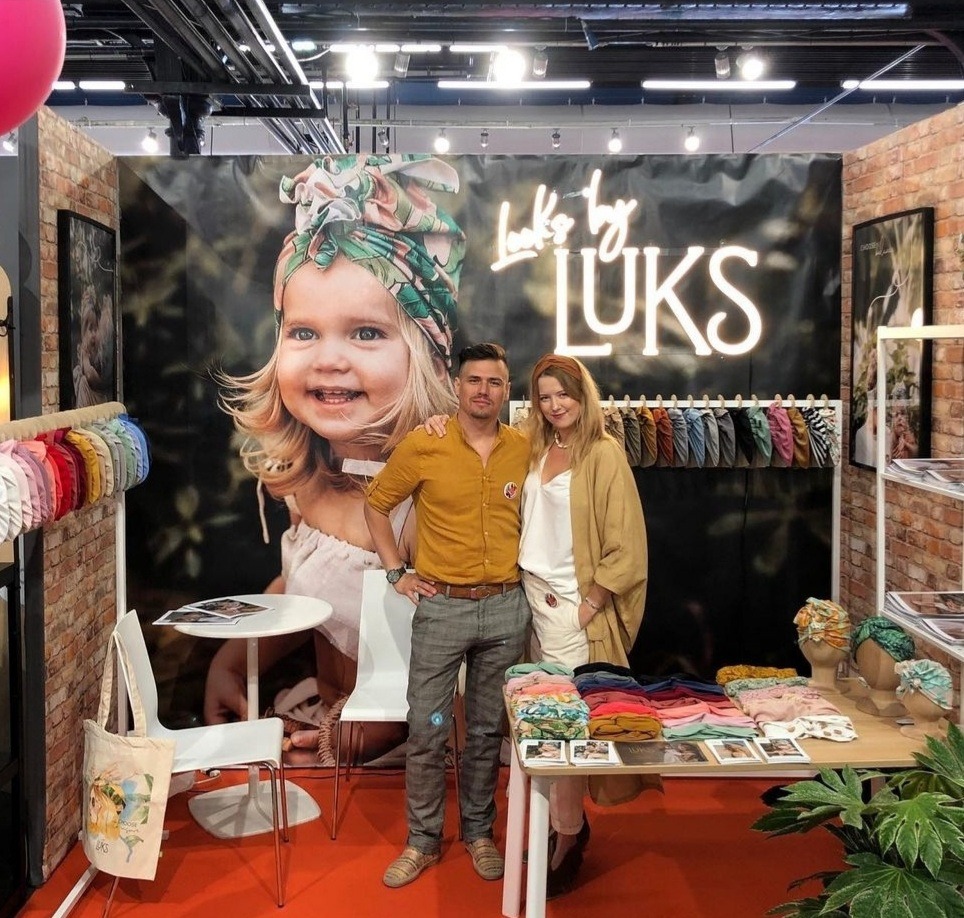 Świetlny neon ledowy to idealne rozwiązanie na oznaczenie stoisk targowych