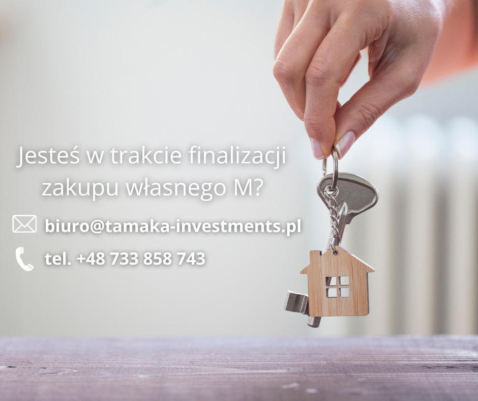 Klucze do nowego domu wiszące na palcu kobiety, drewniany breloczek w kształcie domu z okienkiem, kontakt do biura nieruchomości na rozmytym tle.