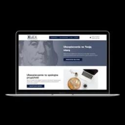 Ekran laptopa MacBook Air wyświetlający stronę internetową firmy ubezpieczeniowej XLEX, z elementami graficznymi i tekstami o ubezpieczeniach, widoczny motyw z Benjaminem Franklinem w tle.