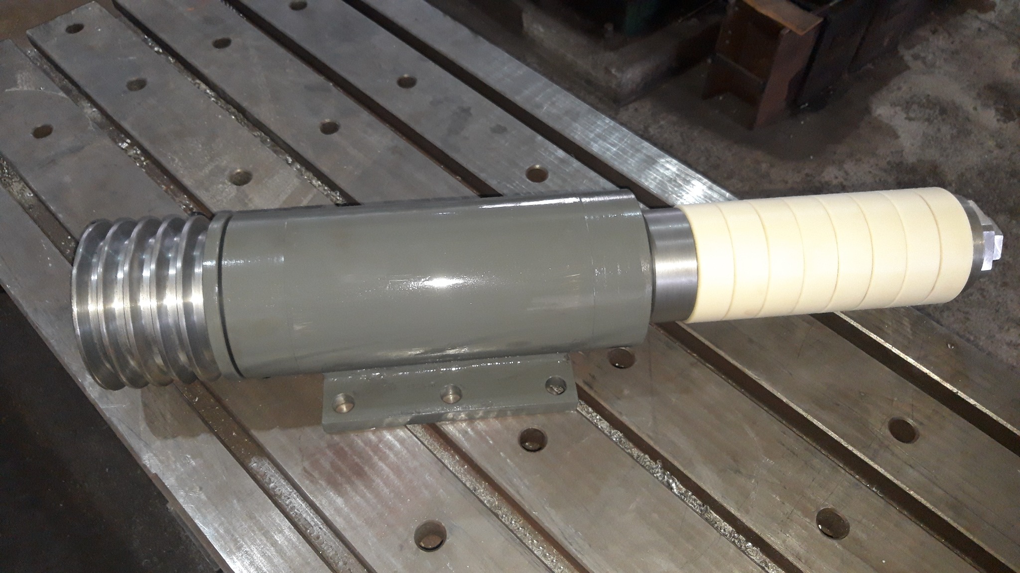 Wał do wielopiły z oprawą i dystansami