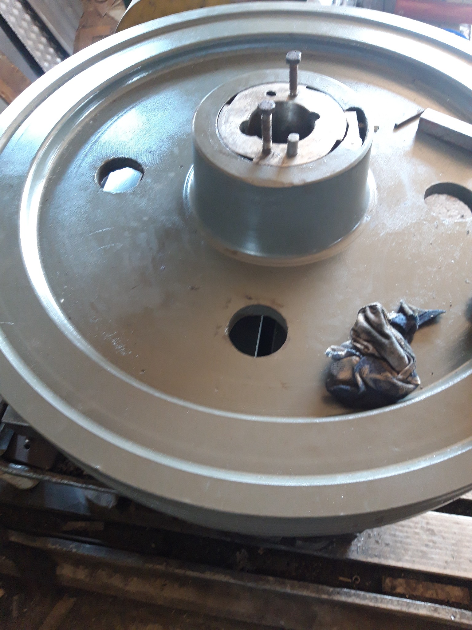 Toczenie koła do prasy i naprawa mechanizmu załaczania