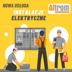 Graficzna ilustracja: trzech elektryków w trakcie pracy przy instalacji elektrycznej w rozdzielnicy, logo firmy Altrom w prawym górnym rogu, napis 'Nowa Usługa Instalacje Elektryczne' po lewej...