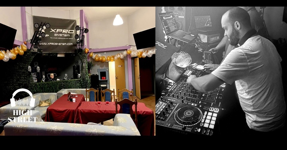 Przygotowania do imprezy: scena z dekoracjami Halloween, balony, sofy dla gości i DJ pracujący na sprzęcie w czarno-białej tonacji.