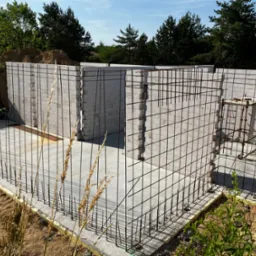 Nowo powstający w pełni podpiwniczony budynek w Puszczykowie