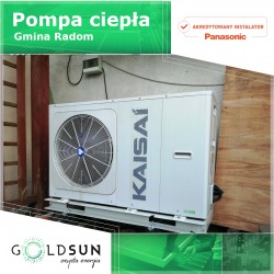 Zewnętrzna jednostka pompy ciepła Kaisai, umieszczona na metalowej konstrukcji, z logo Goldsun w lewym dolnym rogu i napisem 'Pompa ciepła Gmina Radom' w górnej części, oznaczona jako akredytowany...