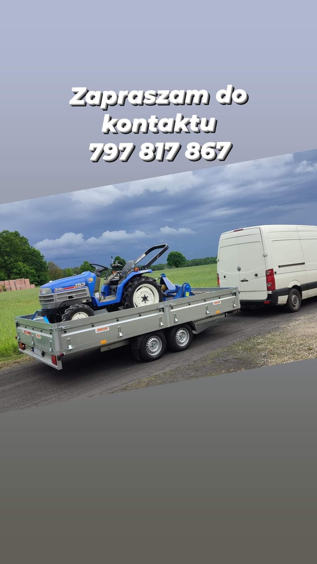 Niebieski mini-traktor SIAL 153 na przyczepie, ciągnięty przez biały van na tle zielonego pola i pochmurnego nieba. Na zdjęciu widnieje napis z numerem telefonu.