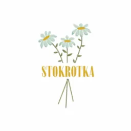 Grafika wektorowa przedstawiająca trzy stylizowane stokrotki w pastelowych odcieniach z napisem 'STOKROTKA' w kolorze musztardowym poniżej.