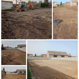 Żółta koparko-ładowarka JCB na wyrównanym, błotnistym terenie budowy, widok na otoczenie z budynkami i ogrodzeniem z prefabrykatów betonowych.