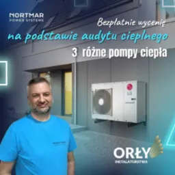 Mężczyzna w niebieskiej koszulce z logo firmy Nortmar Power Systems prezentuje zamontowaną zewnętrzną jednostkę pompy ciepła LG Therma V na tle elewacji budynku. Grafika reklamowa z napisem...