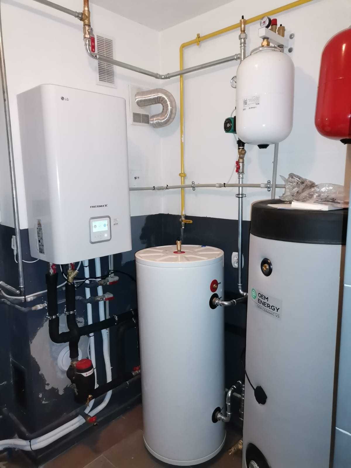 Instalacja grzewcza z pompą ciepła LG Therma V i zbiornikami w pomieszczeniu technicznym w Ząbkowicach Śląskich, widoczne rury, zawory i elementy montażowe.