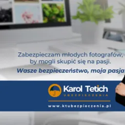 Portret uśmiechniętego mężczyzny w okularach na tle biurka z komputerem i hasłem reklamowym firmy ubezpieczeniowej.
