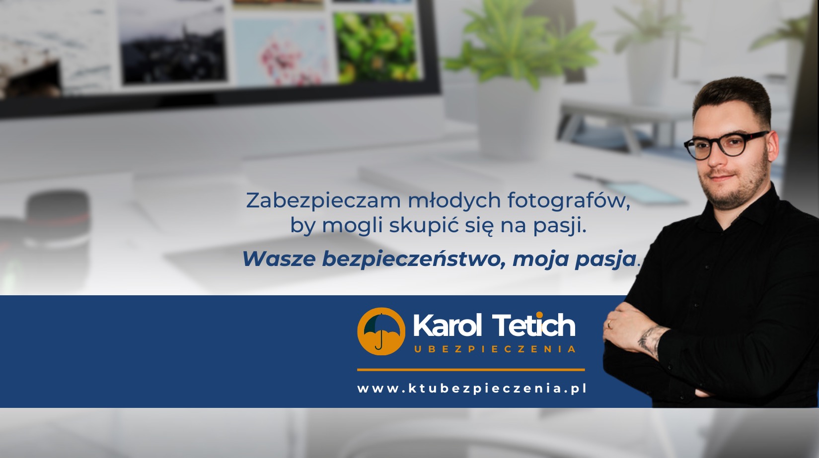 Portret uśmiechniętego mężczyzny w okularach na tle biurka z komputerem i hasłem reklamowym firmy ubezpieczeniowej.