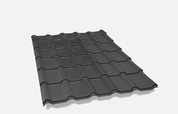 Arkusz blachy o profilu dachówkowym w kolorze grafitowym, prezentowany na jasnym, neutralnym tle.