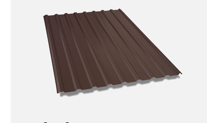 Brązowy arkusz blachy trapezowej z wyraźnym profilem, oświetlony z góry, na jasnym tle.