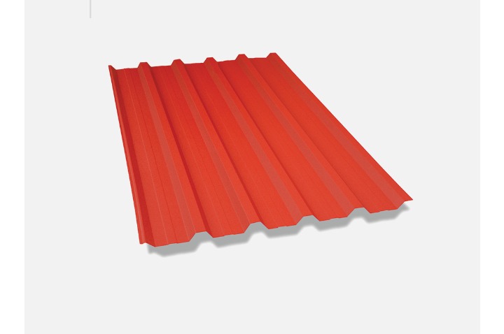 Czerwona blacha trapezowa, widok z góry, na jasnym tle, prezentacja produktu.