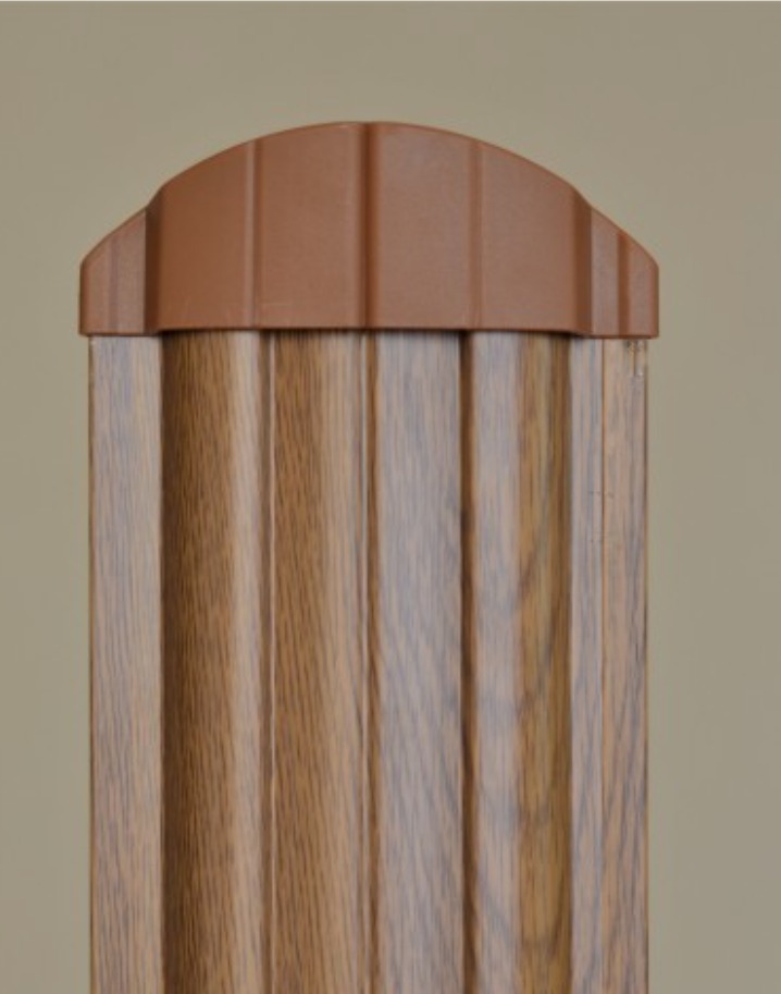 Profilowana deska z brązowym plastikowym zakończeniem, imitująca drewno dębowe.