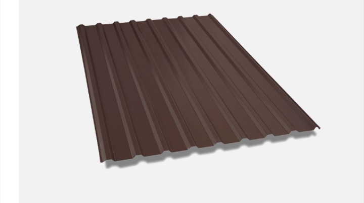 Pojedynczy panel brązowej blachy trapezowej z widocznym profilem, leżący na białym tle i rzucający cień.