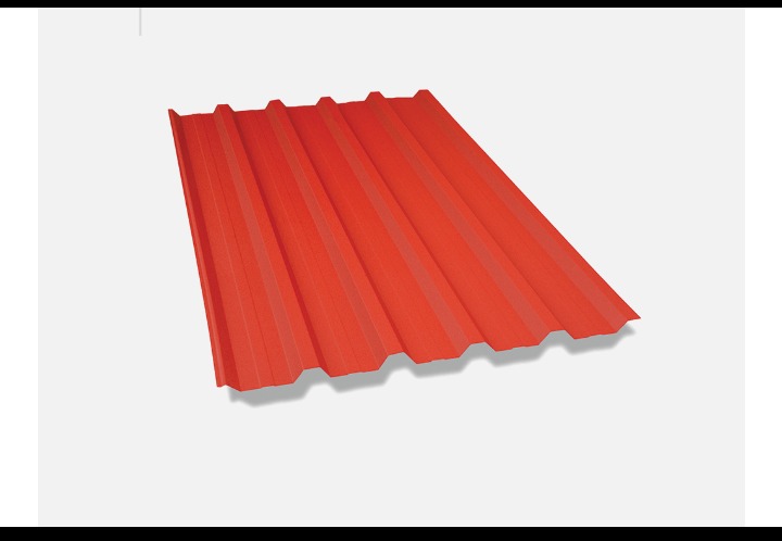 Czerwona blacha trapezowa, widok z góry na białym tle, pokazująca profil i teksturę.
