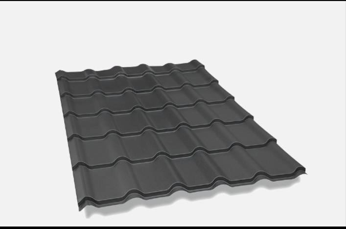 Panel z czarnej blachy dachowej w kształcie dachówki na jasnym tle, prezentacja produktu.