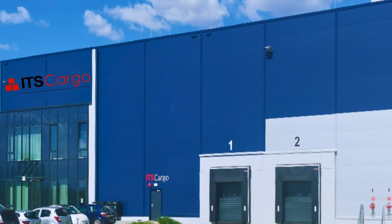 Nowoczesny budynek magazynowy ITS Cargo w Duchnowie z dwoma bramami załadunkowymi oznaczonymi numerami 1 i 2, logo firmy widoczne na elewacji.