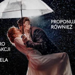 Pocałunek pary młodej w deszczu pod parasolem, na tle ciemnego nieba z efektem świetlnym, z dodatkowym tekstem reklamowym po bokach.