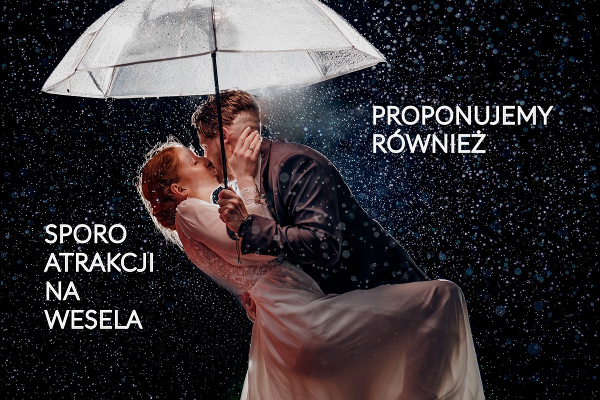 Pocałunek pary młodej w deszczu pod parasolem, na tle ciemnego nieba z efektem świetlnym, z dodatkowym tekstem reklamowym po bokach.