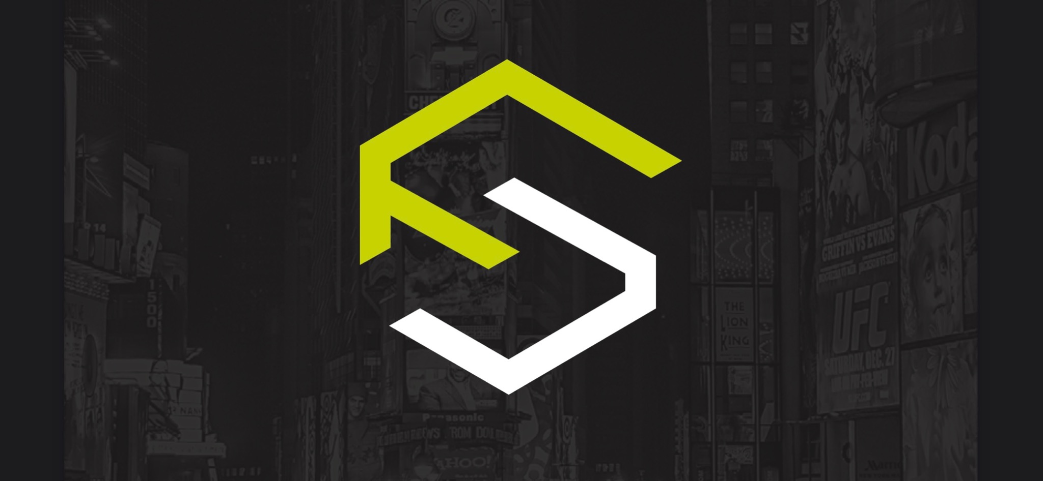 Abstrakcyjne logo składające się z zielonej strzałki wskazującej w górę i białego sześciokąta na tle czarno-białego zdjęcia Times Square z reklamami.