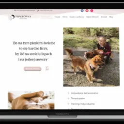 Ekran laptopa MacBook Pro wyświetlający stronę internetową Psiagłówka Igi Berner z wizerunkiem kobiety z psami na tle zieleni.