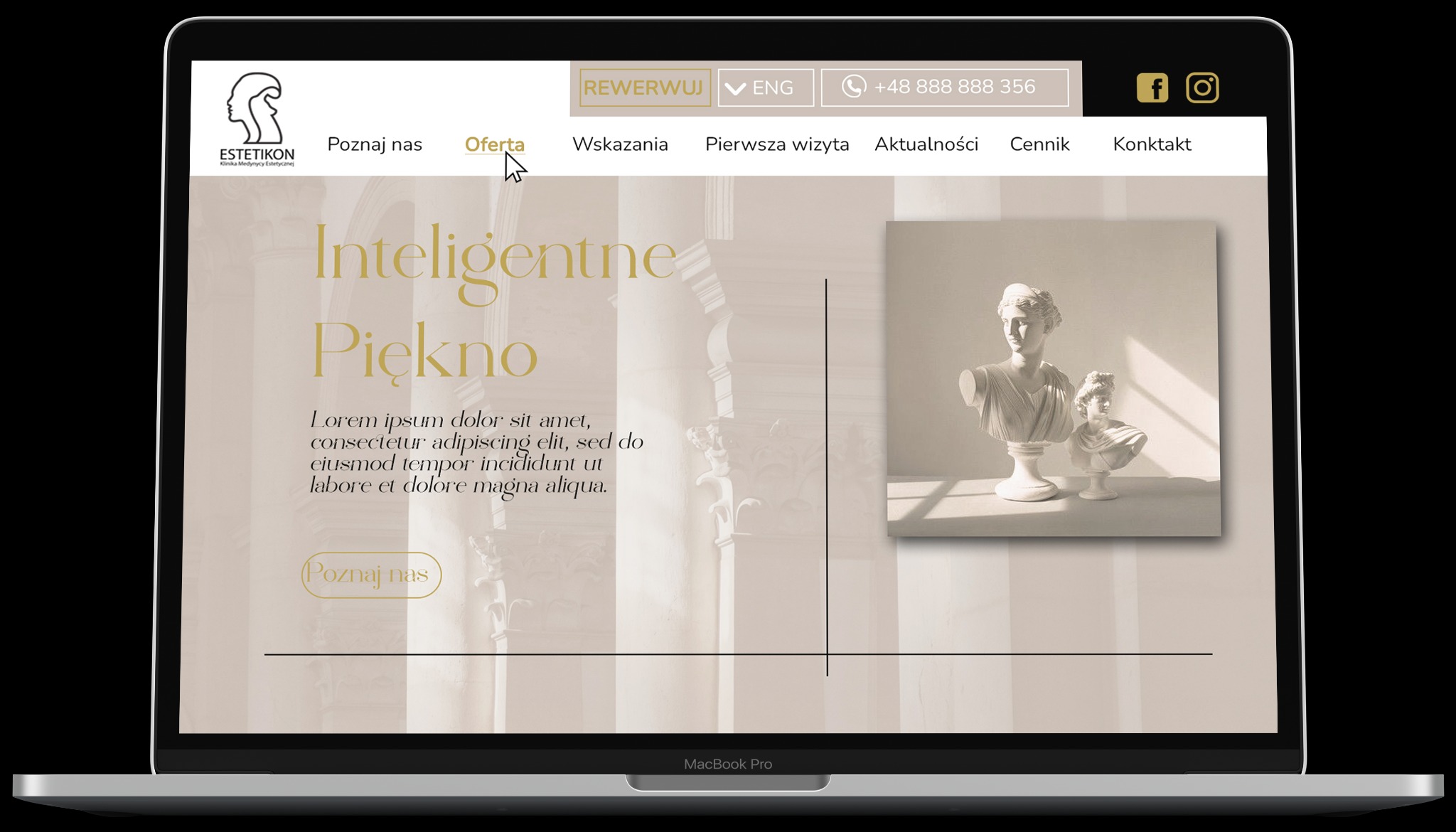 Ekran laptopa MacBook Pro wyświetlający stronę internetową kliniki medycyny estetycznej z minimalistycznym designem, beżowym tłem, marmurowymi kolumnami w tle i rzeźbami w centralnej części strony,...